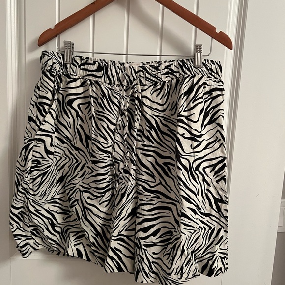 Zebra print shorts - Picture 3 of 5